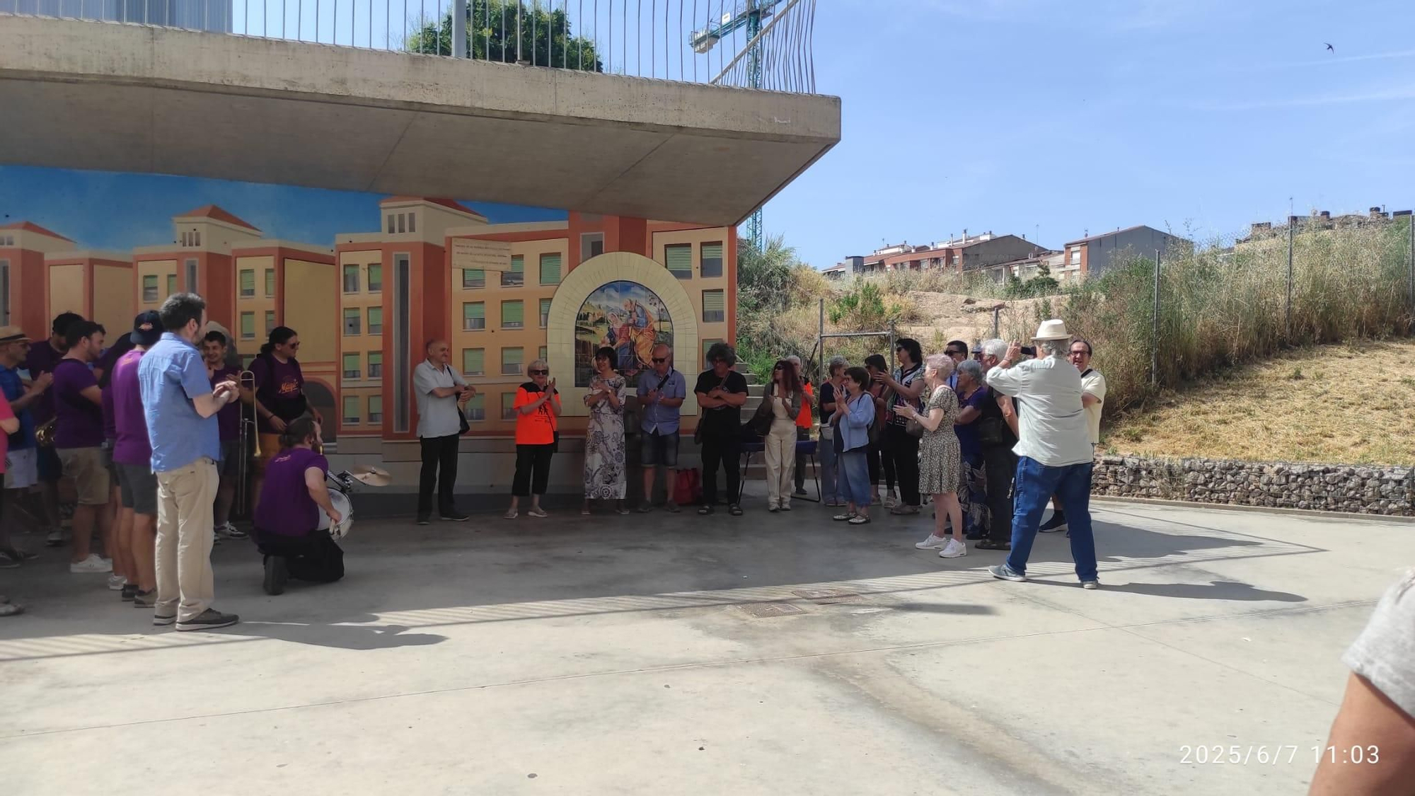 El barri de la Sagrada Família de Manresa estrena mural d'homenatge