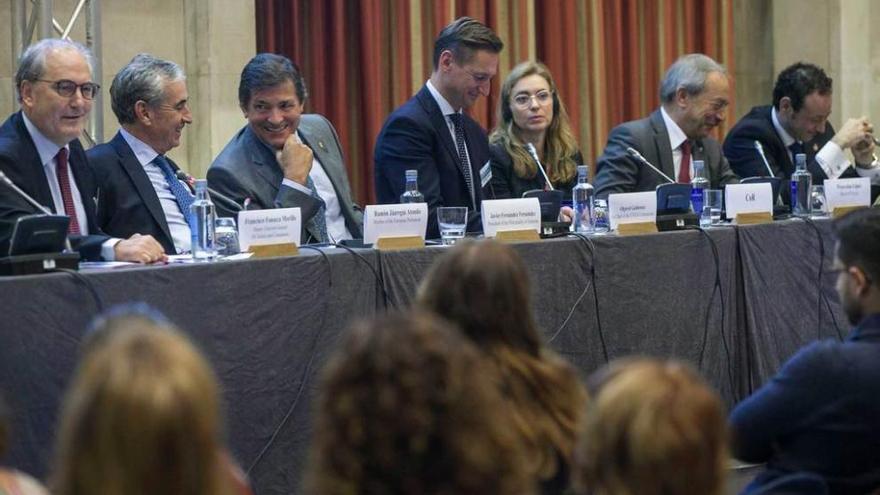 Por la izquierda, Francisco Fonseca, Ramón Jáuregui, Javier Fernández, Olgierd Geblewicz, vicepresidente primero del Civex, Marie-Helene Boulanger, Wenceslao López, alcalde de Oviedo, y Guillermo Martínez.