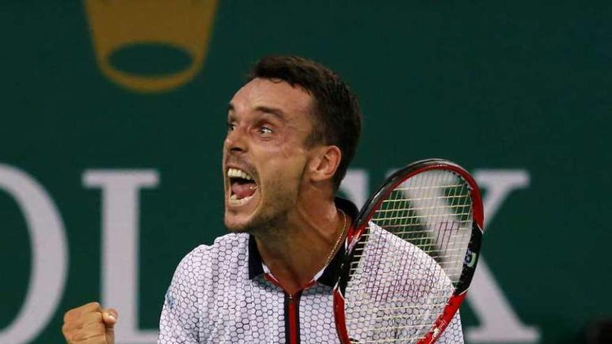 Roberto Bautista celebra su triunfo sobre Djokovic. // Reuters