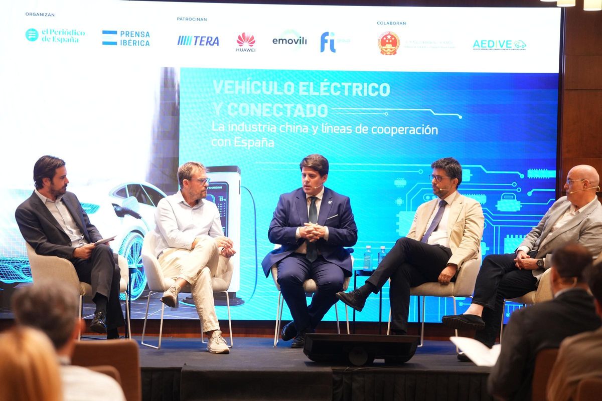 De izquierda a derecha, Álvaro Benítez (By Pons), Miguel Otero-Iglesias (Real Instituto Elcano), Jorge Susaeta (Ebro), y Arturo Pérez de Lucía (Aedive).