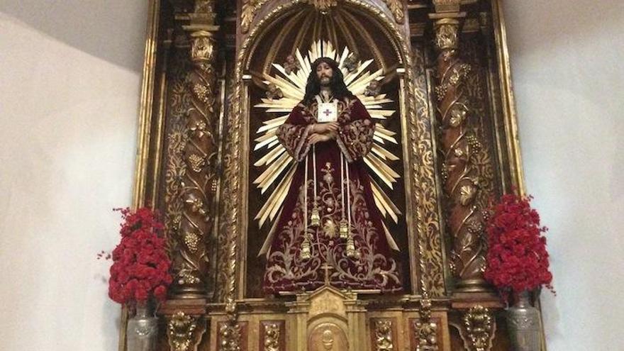 Largas colas para ver al Cristo de Medinaceli en el Santo Cristo