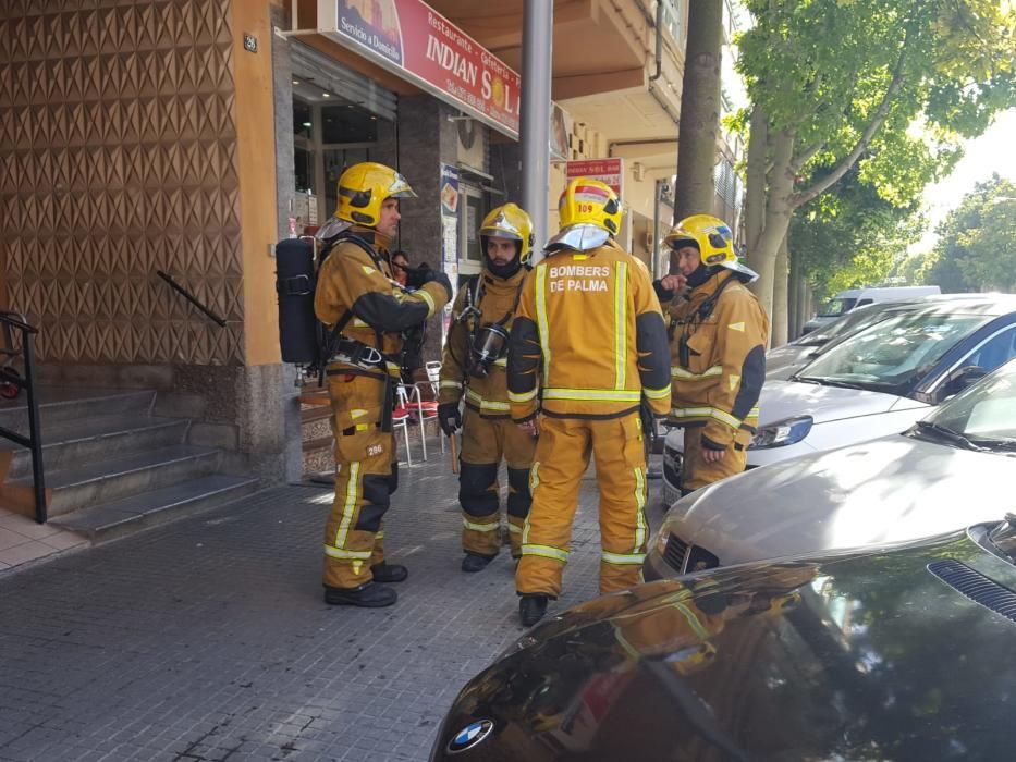 Desalojan un edificio en Camp Redó por un incendio en una cocina