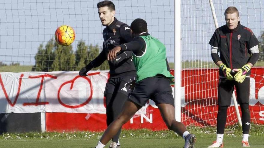 Sergio intenta superar a Ndi en el entrenamiento de ayer, con Alberto al fondo.