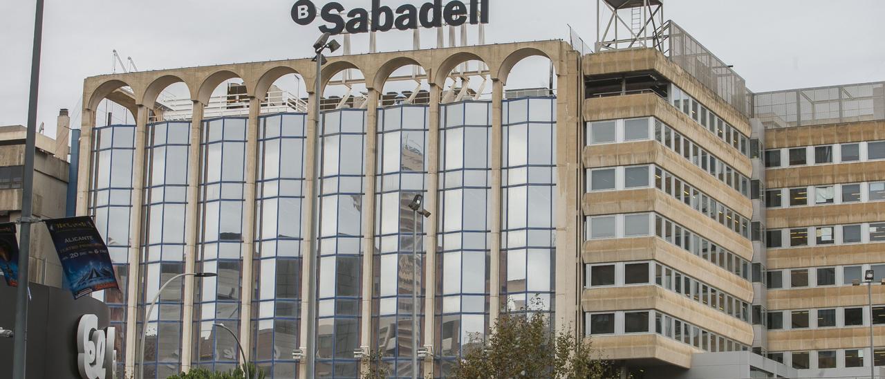 La sede del Sabadell en la avenida de Óscar Esplá en Alicante.