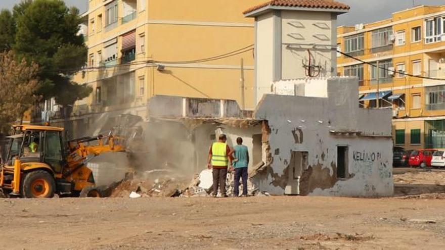 Los trabajos han empezado por la limpieza de la parcela junto al colegio.