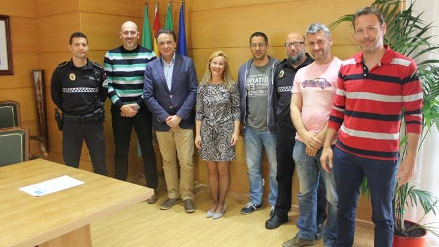 El alcalde de Torremolinos, José Ortiz, con los representantes sindicales de la Policía Local.