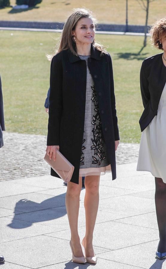 Letizia Ortiz con vestido estampado en Ávila y abrigo negro