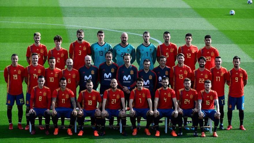 La selección se hace la foto con la camiseta de la polémica