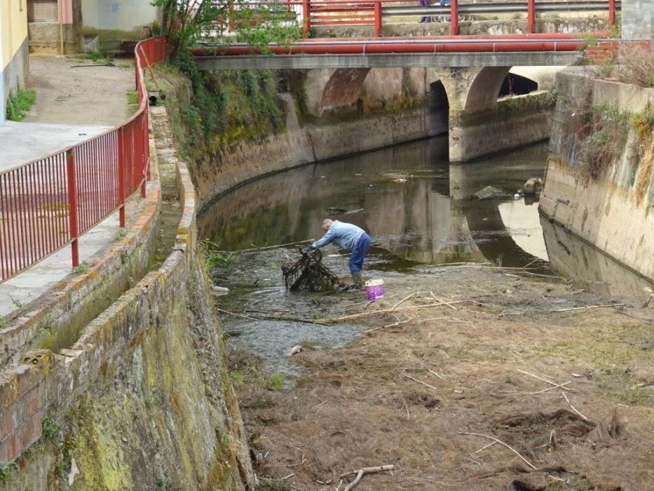 Imatges de la recollida de deixalles a la séquia.