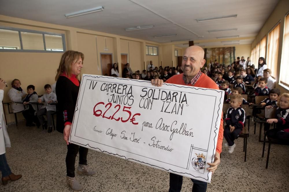 Entrega del cheque de la recaudación de la carrera solidaria a la Asociación Galbán