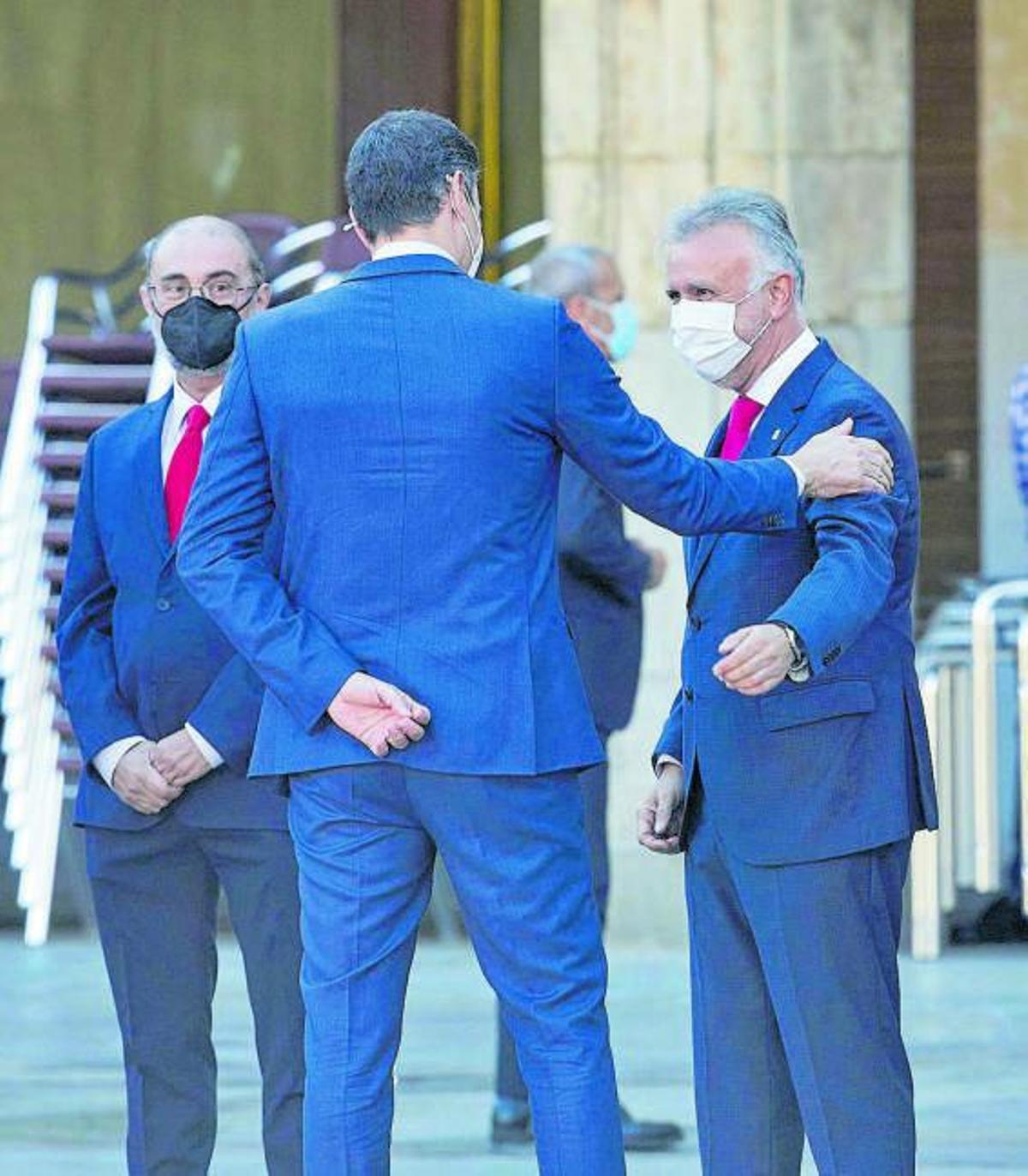 Pedro Sánchez saluda a Ángel Víctor Torres en la Plaza Mayor de Salamanca antes de la Conferencia de Presidentes.