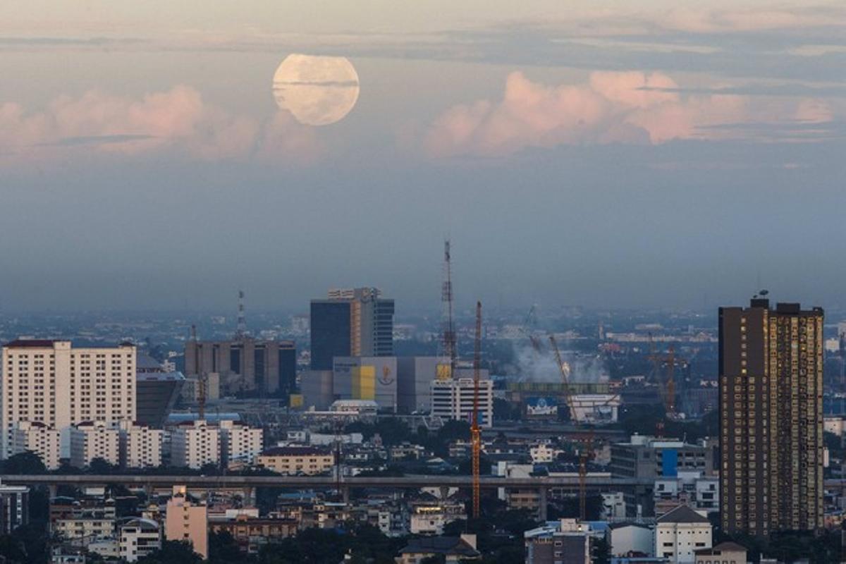 La superluna sobre el centro de Bangkok.