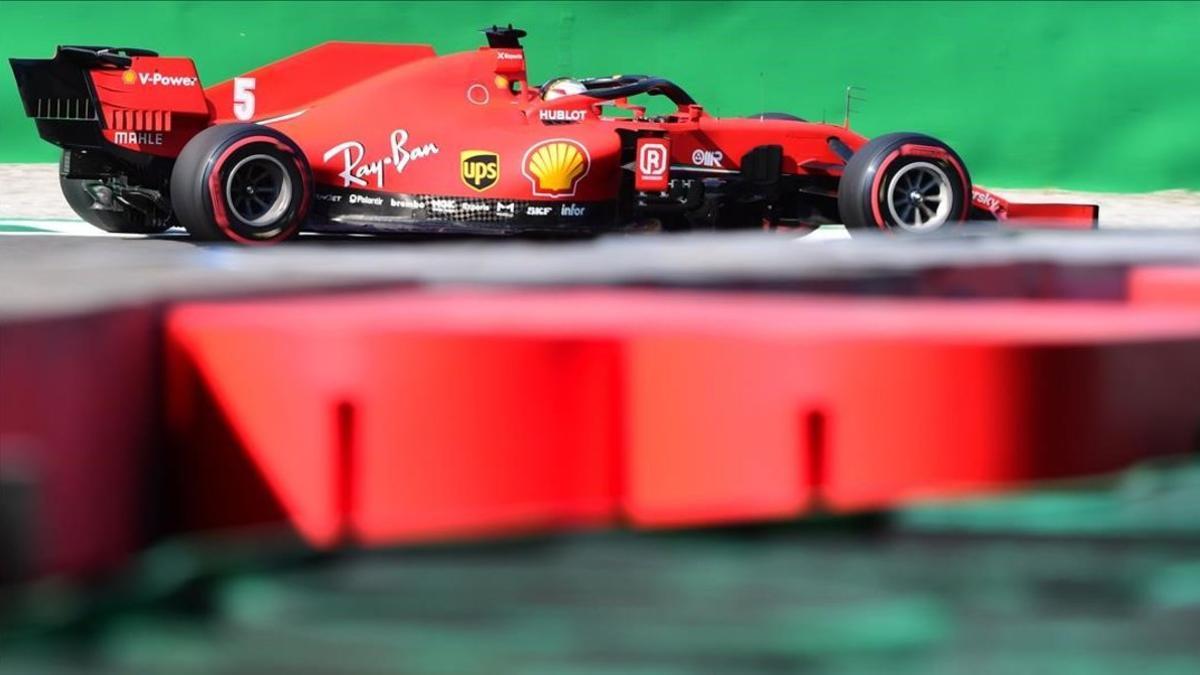 El alemán Sebastian Vettel y su Ferrari, hoy, en Monza.