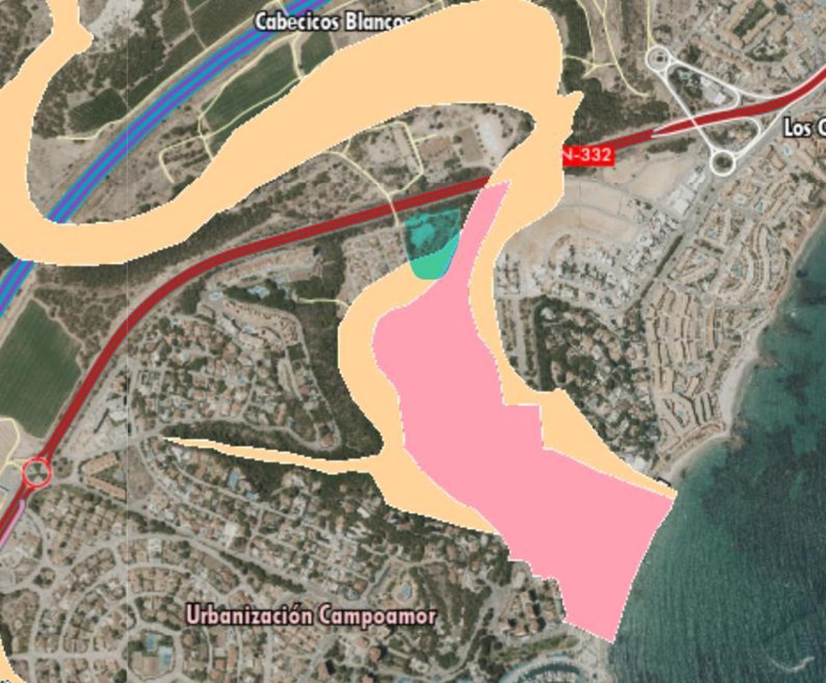 En marrón el riesgo geomorfológico. En rosa el riesgo de peligrosidad 1, el mayor de la escala del Patricova. En azul la parcela.