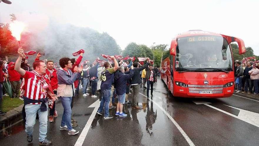 Los seguidores de Sporting reciben al autobús del equipo.