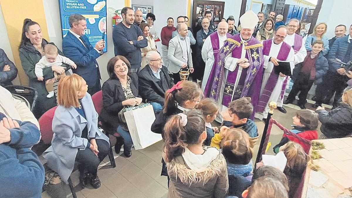 El obispo de la Diócesis, José Manuel Lorca, pronunció el Pregón de Navidad de la UCAM y bendijo el belén, acompañado por el presidente de la Universidad, personal de esta y familiares