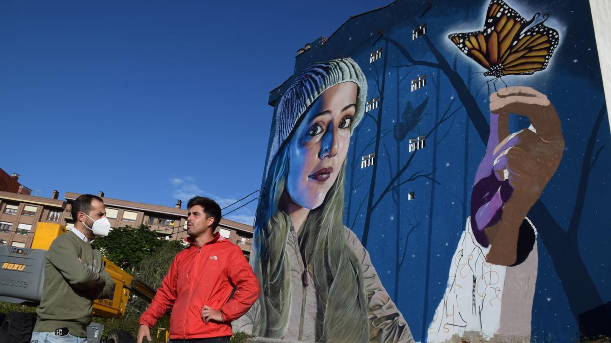 El alcalde, Ángel García, con el artista Didrali, esta mañana, ante el mural, ya terminado.