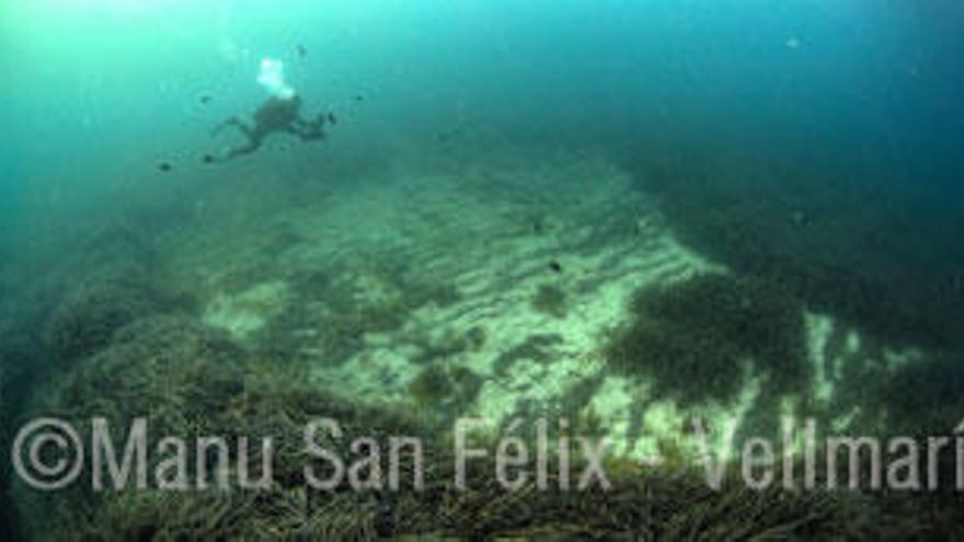 Calva en la pradera de posidonia, la huella de un yate, fotografiada ayer.