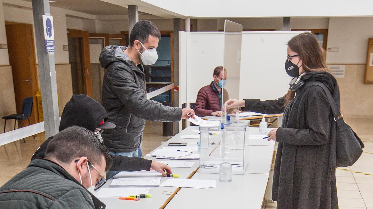 Los catedráticos Amparo Navarro y José Vicente Cabezuelo se disputan este jueves el Rectorado de la UA