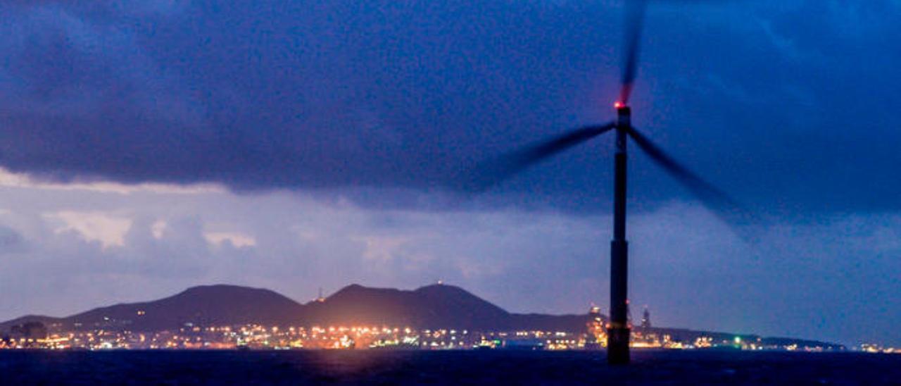 Aerogenerador marino de la empresa Esteyco que se prueba en la bahía de Las Palmas de Gran Canaria junto a la Plocan.