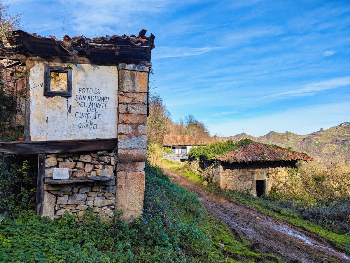 Pueblo de Santo Adriano del Monte, deshabitado desde 1981