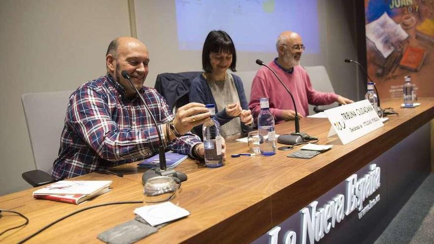 En primer término, de izquierda a derecha, Virginia Gil, Alfonso Toribio y Lola Lucio.