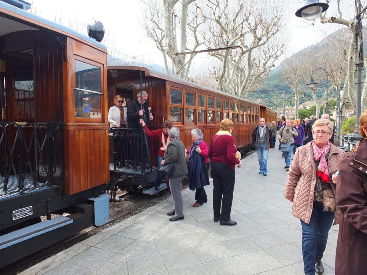 Die Touristenattraktion ist seit Donnerstag (1.2.) wieder im Einsatz: Die historische Bahn verkehrt wieder zwischen Palma de Mallorca und Sóller.