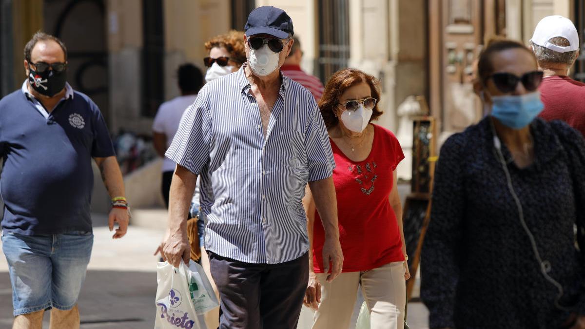 Varias personas pasean por el centro de València.