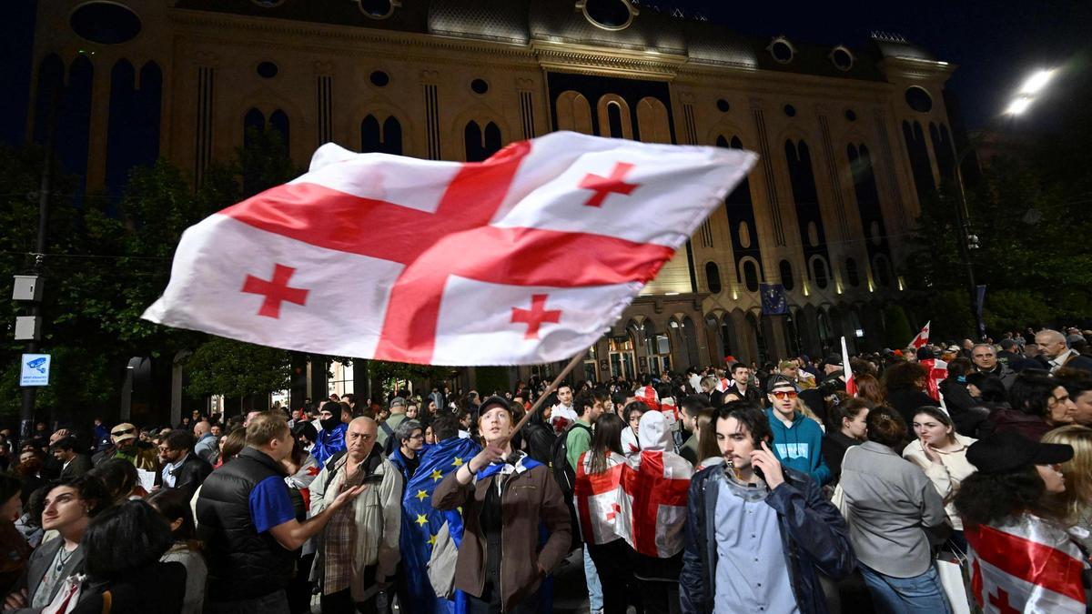 Un manifestante sostiene un cartel durante una manifestación contra la ley de &quot;agentes extranjera&quot; frente al Parlamento de Georgia en Tbilisi.