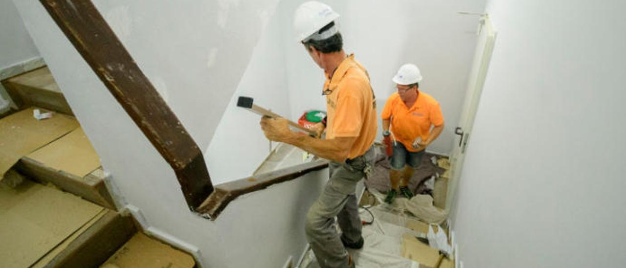 Obreros realizando una reforma en el interior de un local.