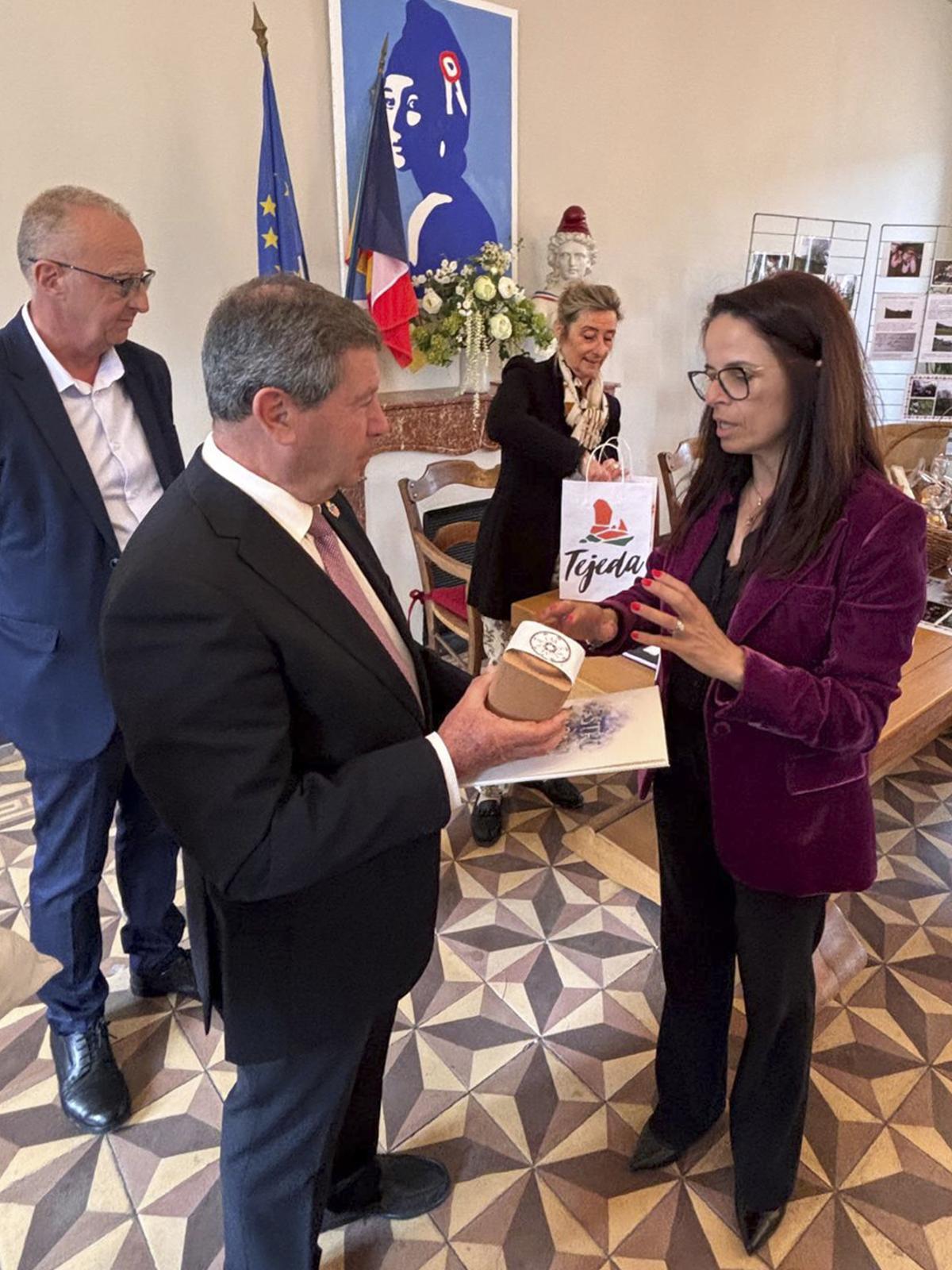 El alcalde de Tejeda, Francisco juan Perera, obsequia a Filomena Pascoal Sintra, alcaldesa de Castro Marim.
