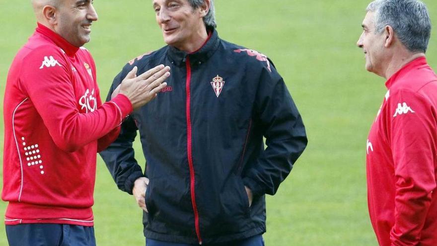 Abelardo e Iñaki Tejada bromean con Maribona.