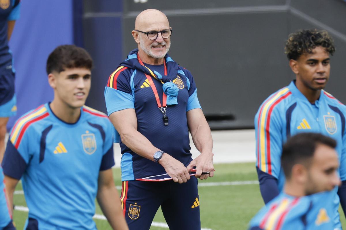 Luis de la Fuente observa un entrenamiento de España