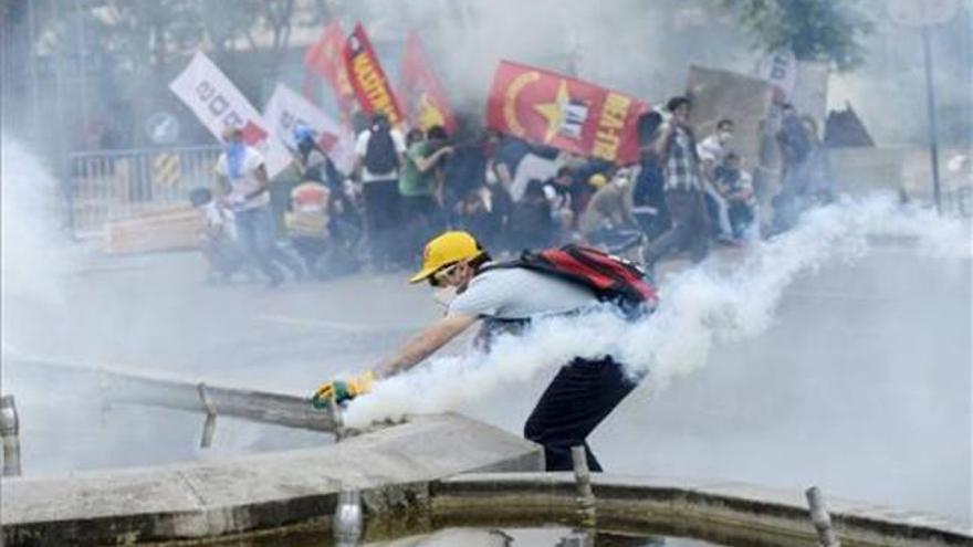 Nuevos enfrentamientos violentos entre policía y manifestantes en Ankara