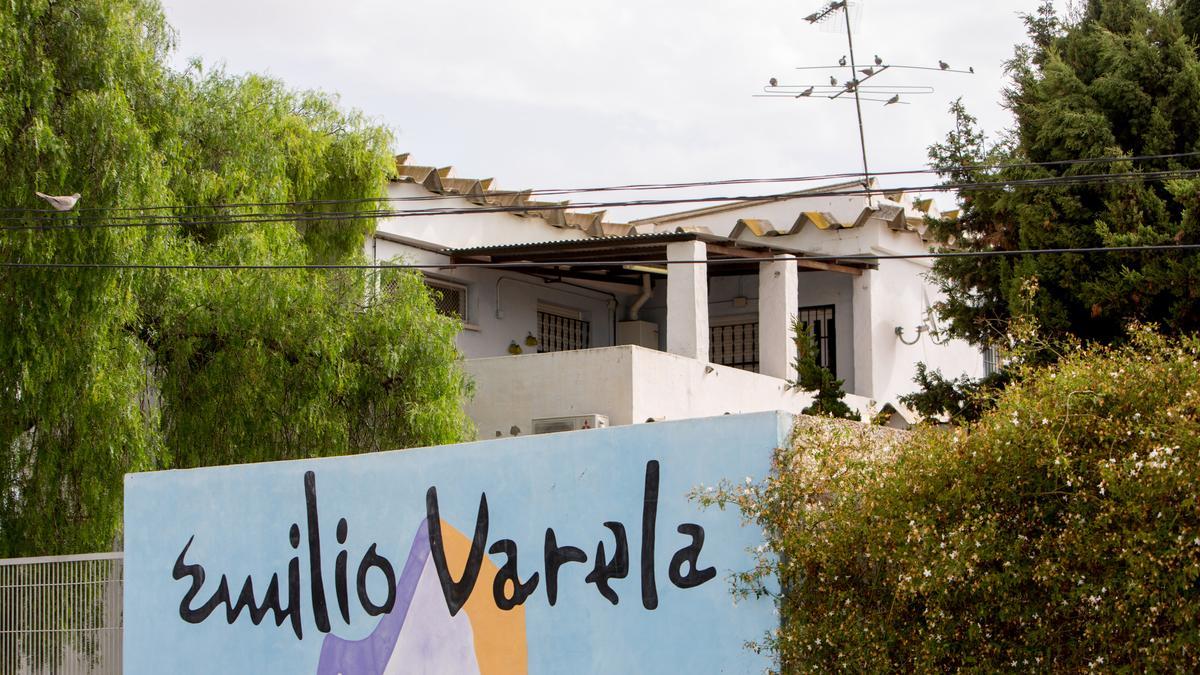 El fibrocemento sigue en los tejados del colegio Emilio Varela