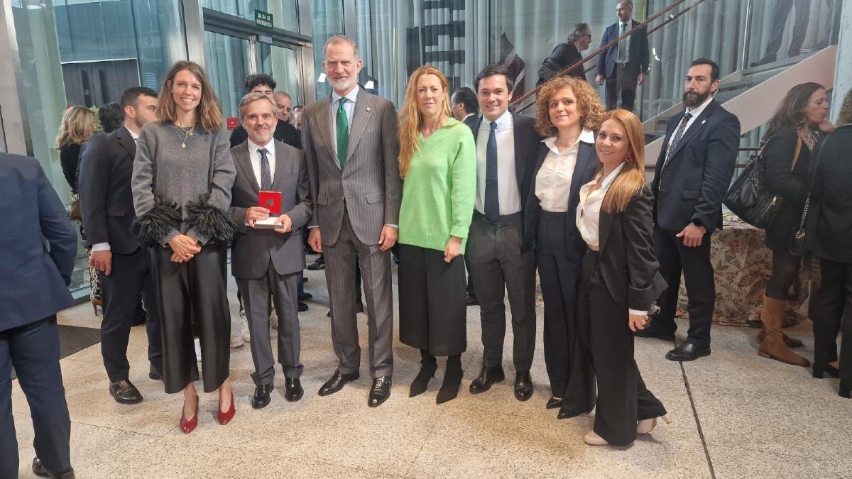 José María Luque, segundo por la izquierda, junto al Rey, en una foto con otros ganadores y su esposa, segunda por la derecha.