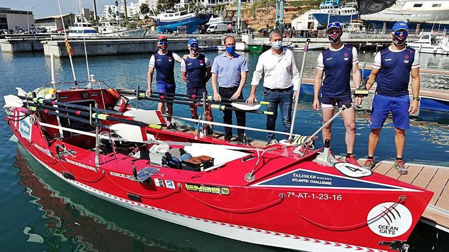 L’equip de rem OceanCat amb els dos alcaldes. | AJUNTAMENT DE PALAMÓS