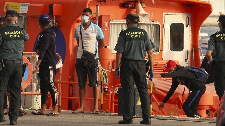 La Guardia Civil con los inmigrantes que llegaron en patera a Tabarca.