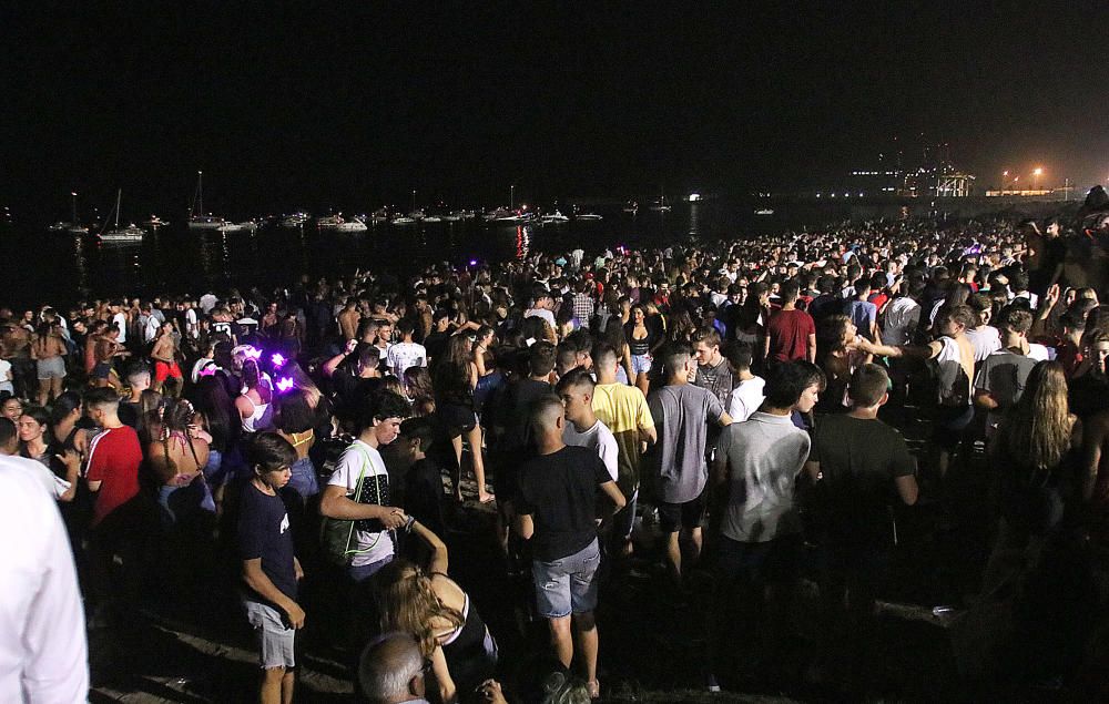 Como es tradición, el espectáculo pirotécnico da paso a días de fiesta en Málaga. Y como cada año, cientos de jóvenes siguieron los fuegos desde la playa de La Malagueta