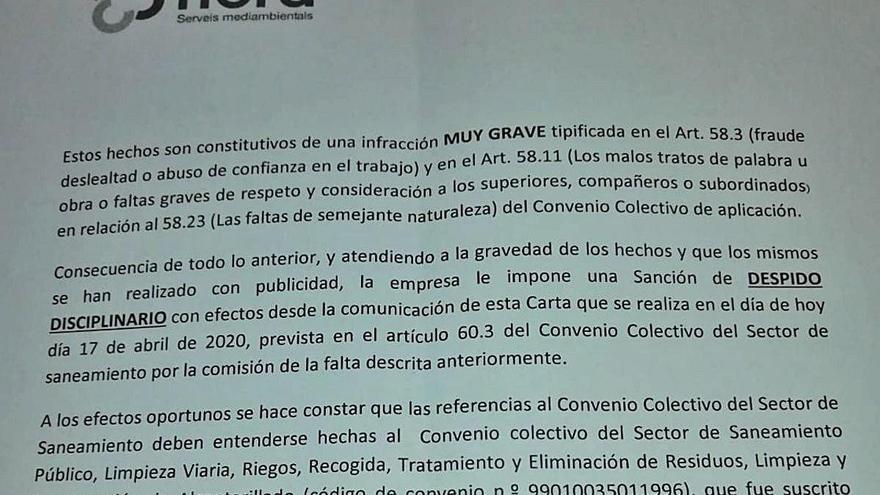 El treballador va ser acomiadat 4 dies després de la publicació. ?A l&#039;esquerra, un fragment de la carta de comiat. A la dreta, la publicació que el treballador va realitzar a les xarxes socials i que va ser motiu de comiat.