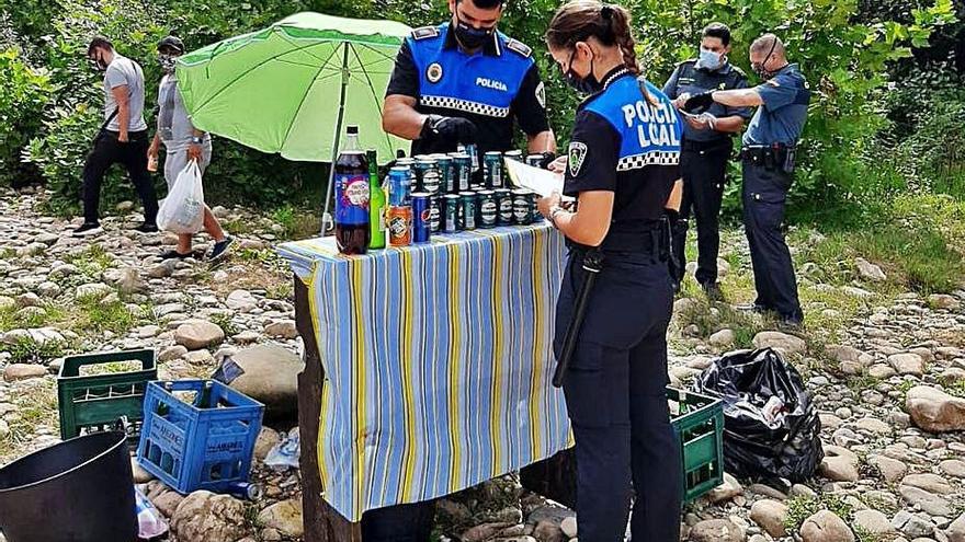 Agentes de la Policía Local de Cangas de Onís y de la Guardia Civil, interviniendo en el último chiringuito desmantelado.