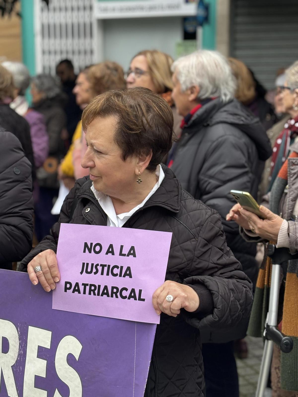 Una mujer, con una pancarta, en la concentración feminista de Valdeolleros.
