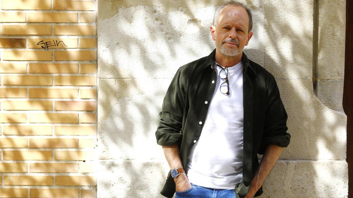 Bernard Minier, este lunes, en el centro de Zaragoza.