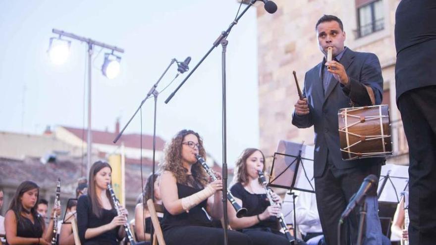 Luis Antonio Pedraza, de pie, en un concierto junto a la Banda de Música de Zamora.