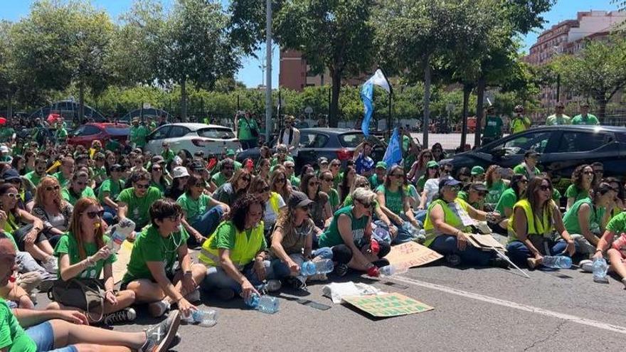 Manifestación masiva con 'mascletá' del profesorado en Castelló