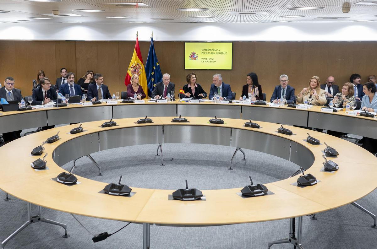 Archivo - La vicepresidenta primera y ministra de Hacienda, María Jesús Montero (6i), y el ministro de Política Territorial y Memoria Democrática, Ángel Víctor Torres (5d), durante el Consejo de Política Fiscal y Financiera (CPFF) del 14 de enero de 2026.