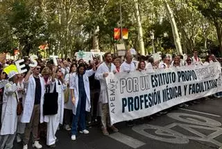 Médicos y facultativos de Madrid inician una nueva huelga contra la reforma del Estatuto Marco: horarios y fechas de las manifestaciones