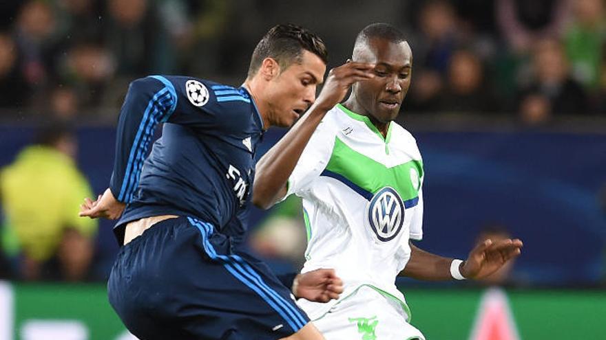 Cristiano Ronaldo y Josuha Guilavogui, del Wolfsburgo.