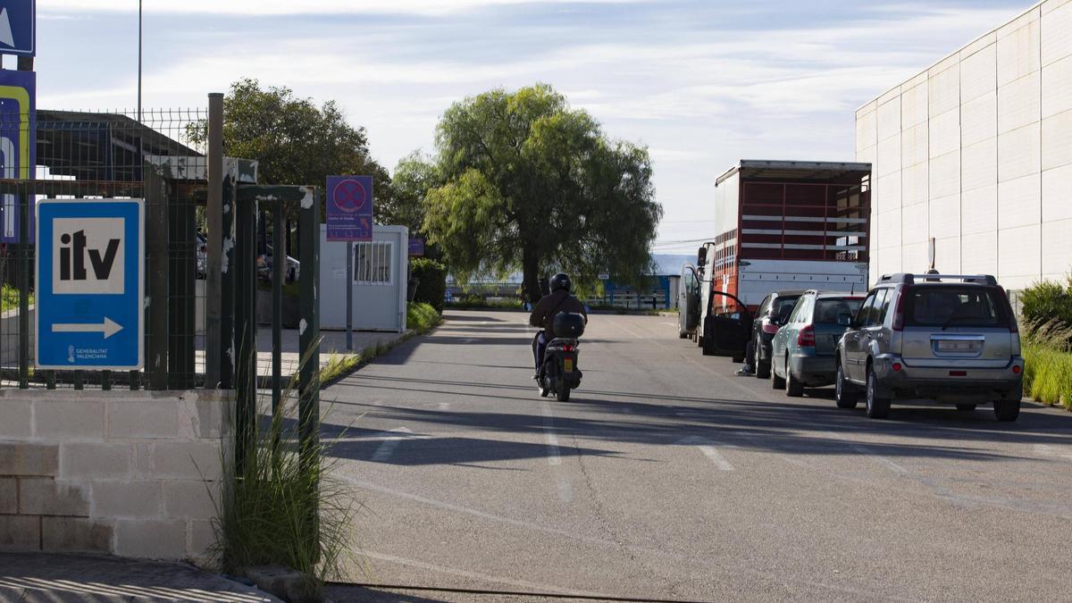 Coches en la ITV de Alzira, en una imagen de este noviembre.