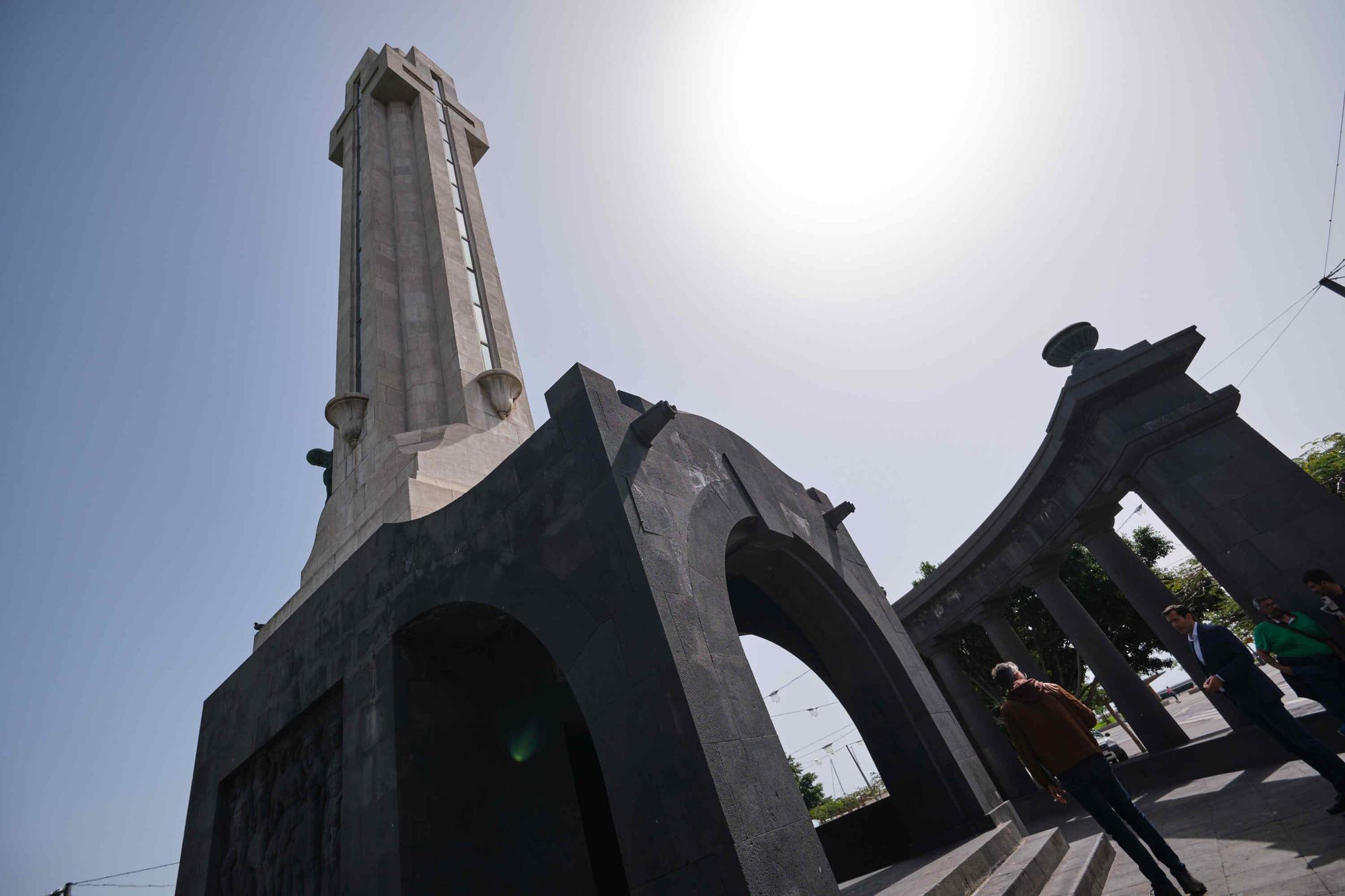 Visita al monumento de los Caídos, en la plaza de España